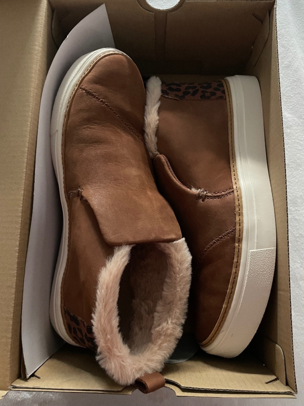 Tom’s Faux fur lined boots shoes size 7 suede leather tan rubber soles autumn - Picture 3 of 5
